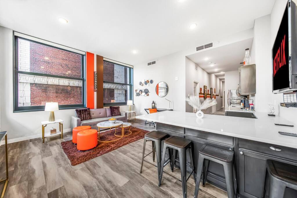 Heart Of Dt With Corner View And With Free Pool & Steam 307 Apartment Cleveland Exterior photo