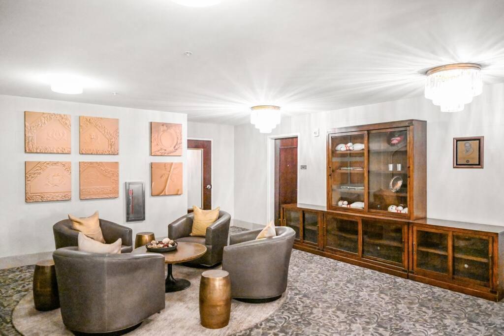 Heart Of Dt With Corner View And With Free Pool & Steam 307 Apartment Cleveland Exterior photo
