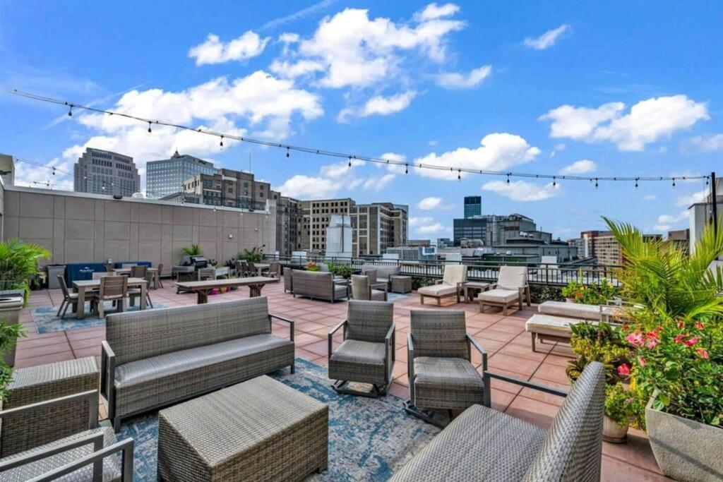 Heart Of Dt With Corner View And With Free Pool & Steam 307 Apartment Cleveland Exterior photo