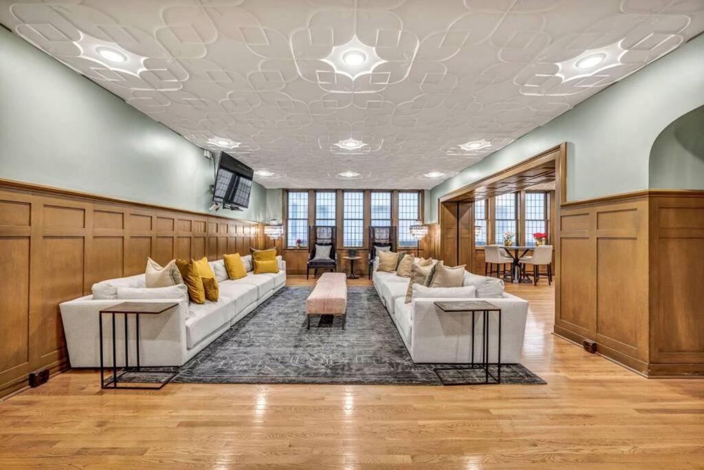 Heart Of Dt With Corner View And With Free Pool & Steam 307 Apartment Cleveland Exterior photo
