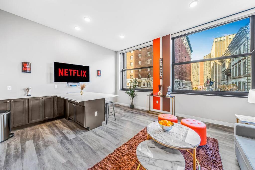 Heart Of Dt With Corner View And With Free Pool & Steam 307 Apartment Cleveland Exterior photo