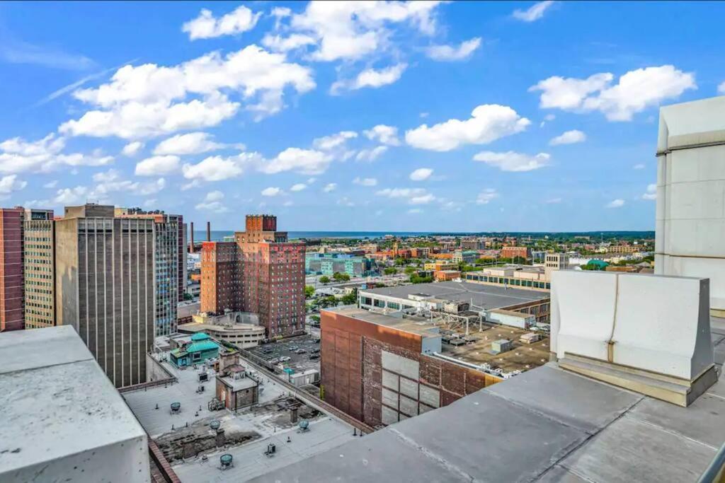 Heart Of Dt With Corner View And With Free Pool & Steam 307 Apartment Cleveland Exterior photo